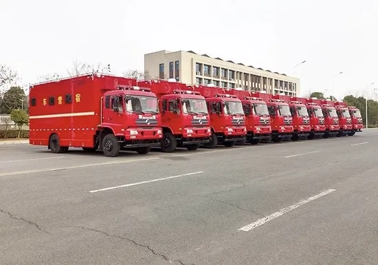 Dongfeng DFAC 210HP Cummins 4X4 6 Wheel Drive Road Sprinkler Sanitation Vehicles